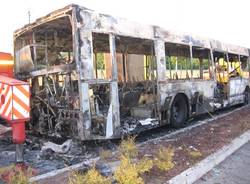 autobus bruciato tradate