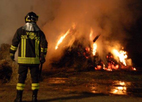incendio Borsano fienile busto arsizio vigili del fuoco