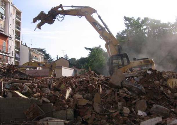 Demolizione edificio dei rifiuti