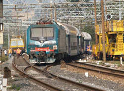 treno trenitalia ferrovie stato in arrivo, rotaia