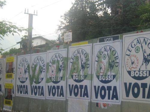 viva l'italia w l'italia manifesti lega imbrattati 23-5-2009