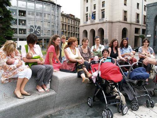 allattamento piazza monte grappa