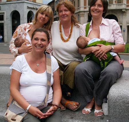 allattamento piazza monte grappa