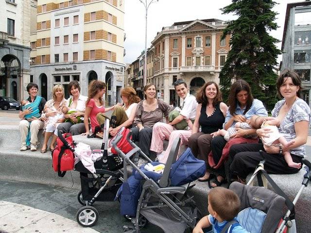 allattamento piazza monte grappa