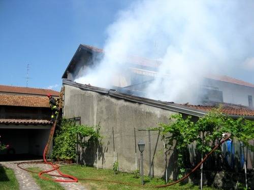 incendio rimessa a Besnate