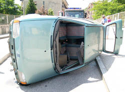 incidente gazzada schianno auto ribaltata