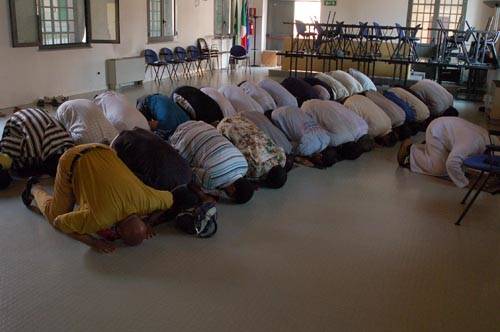 musulmani preghiera samarate aula consiglio comunale