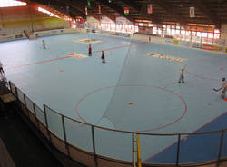 palaghiaccio con nuova pista hockey in line