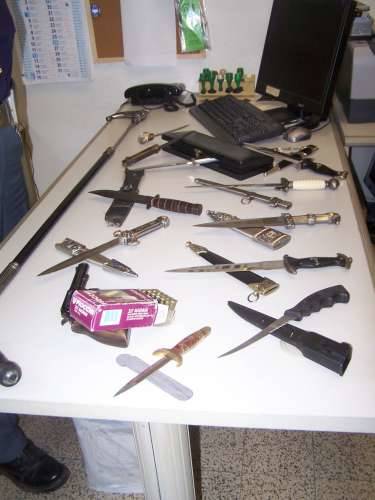 arsenale armi bianche lame simboli neonazi polizia busto 9-7-2009
