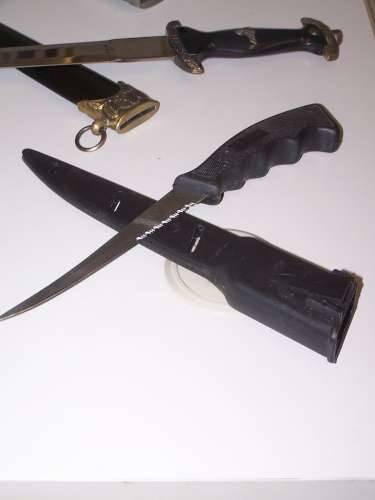 arsenale armi bianche lame simboli neonazi polizia busto 9-7-2009