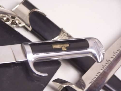 arsenale armi bianche lame simboli neonazi polizia busto 9-7-2009