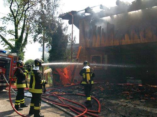 incendio gemonio vigili del fuoco