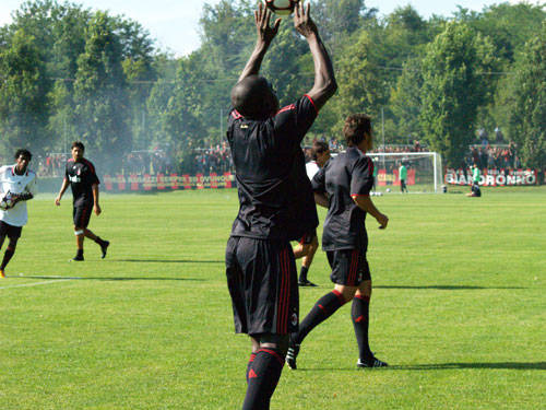 milan protesta raduno 2009 allenamento