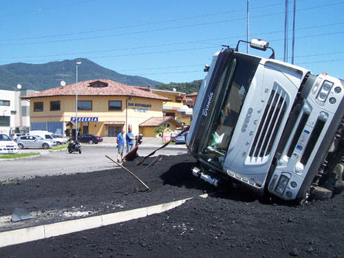 camion ribaltato gemonio
