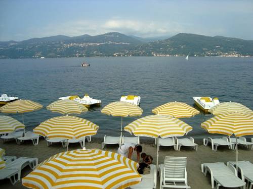 spiaggia ispra lungolago 