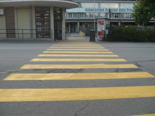 viale milano strisce pedonali