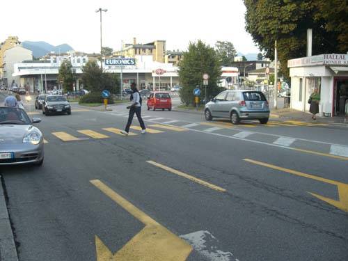 viale milano strisce pedonali