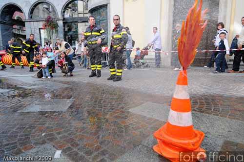 fotofficina solidarieta in vetrina ottobre 2009 ponte del sorriso varese