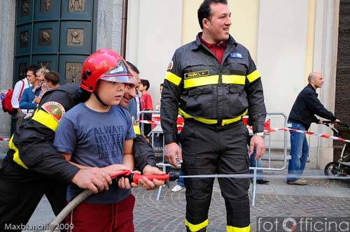 fotofficina solidarieta in vetrina ottobre 2009 ponte del sorriso varese