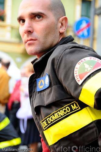 fotofficina solidarieta in vetrina ottobre 2009 ponte del sorriso varese