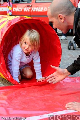 fotofficina solidarieta in vetrina ottobre 2009 ponte del sorriso varese
