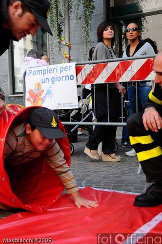 fotofficina solidarieta in vetrina ottobre 2009 ponte del sorriso varese