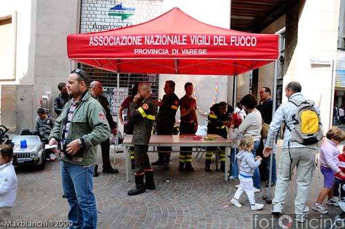 fotofficina solidarieta in vetrina ottobre 2009 ponte del sorriso varese