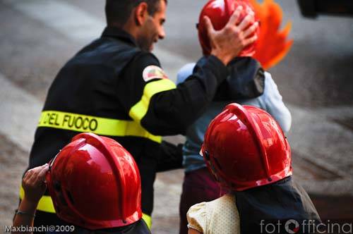 fotofficina solidarieta in vetrina ottobre 2009 ponte del sorriso varese