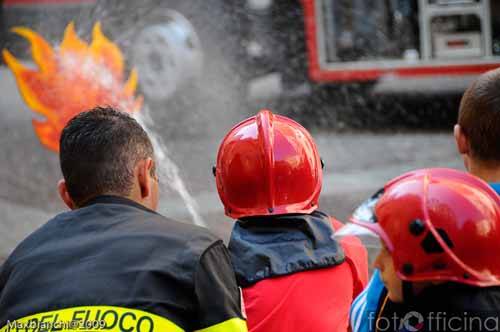 fotofficina solidarieta in vetrina ottobre 2009 ponte del sorriso varese