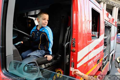 fotofficina solidarieta in vetrina ottobre 2009 ponte del sorriso varese
