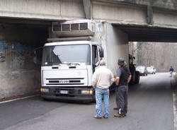 camion azzate ponte