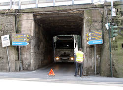 camion incastrato ponte di gazzada 2/2/2010
