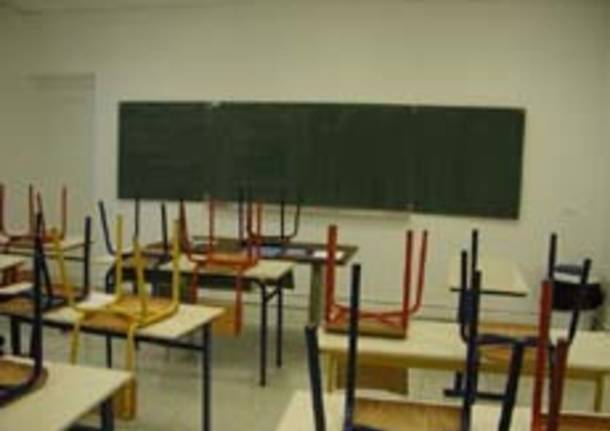 scuola senza soldi banchi sedie rivoltate