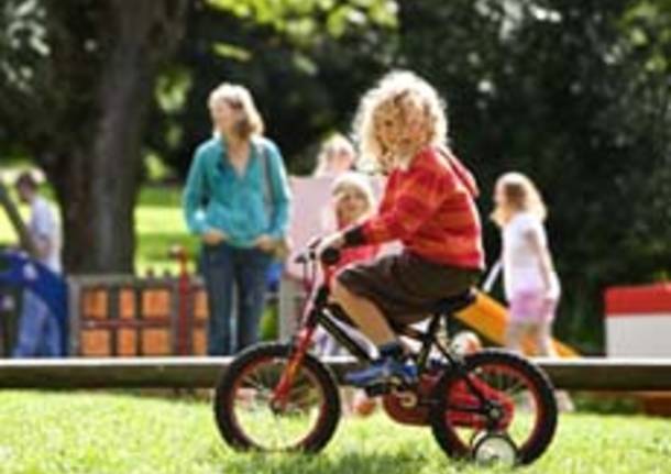 bambini parco bicicletta