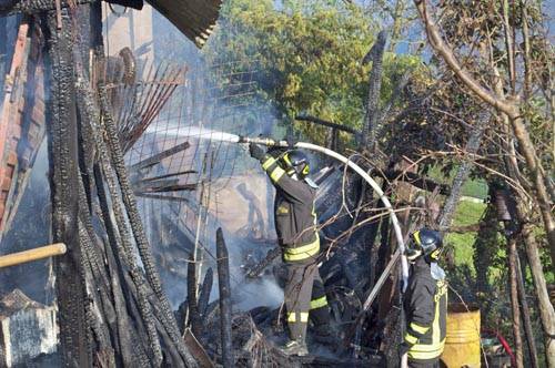 incendio cadegliano viconago capanno