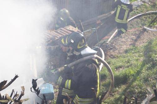 incendio cadegliano viconago capanno