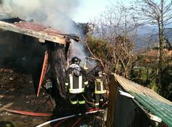 incendio cadegliano viconago capanno attrezzi