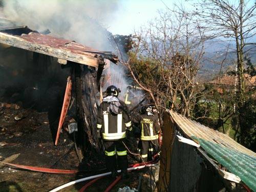 incendio cadegliano viconago capanno attrezzi