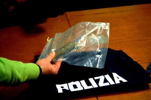 piccolomo apertura mani mozzate coltello