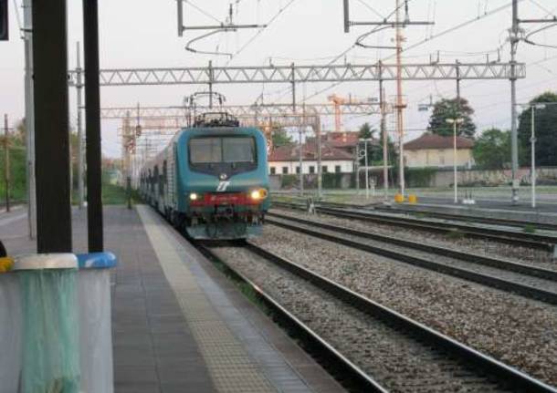 stazione busto arsizio fs 28-4-2010 treni ferrovie dello stato