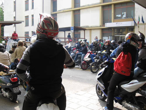 tutti insieme sulla strada isis daverio moto club polizia studenti varese