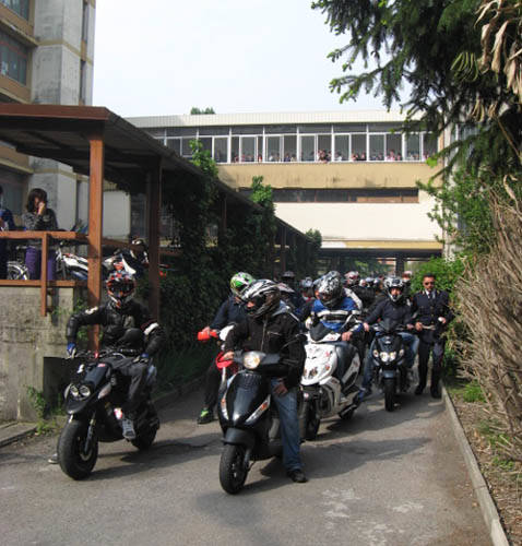 tutti insieme sulla strada isis daverio moto club polizia studenti varese