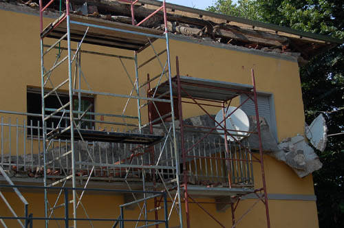 crollo tetto via sicilia busto arsizio