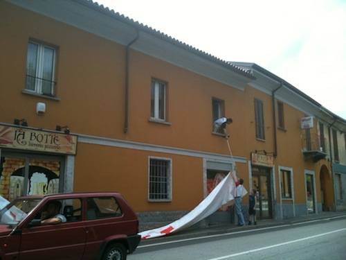 preparativi forza varese striscione