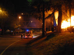 auto prende fuoco a Sesto Calende