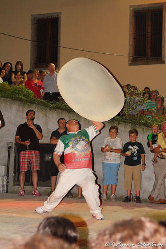 pizza acrobatica gemonio luglio 2010 foto luca distaso