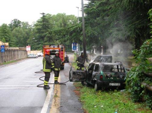 auto bruciata vigili del fuoco olgiate olona