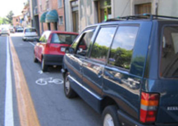 viale belforte auto parcheggiate su pista ciclabile sicurezza strade varese