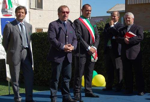 inaugurazione asilo lonate ceppino la luna fatata roberto maroni massimo colombo