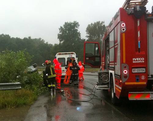 incidente capolago macchina ribaltata